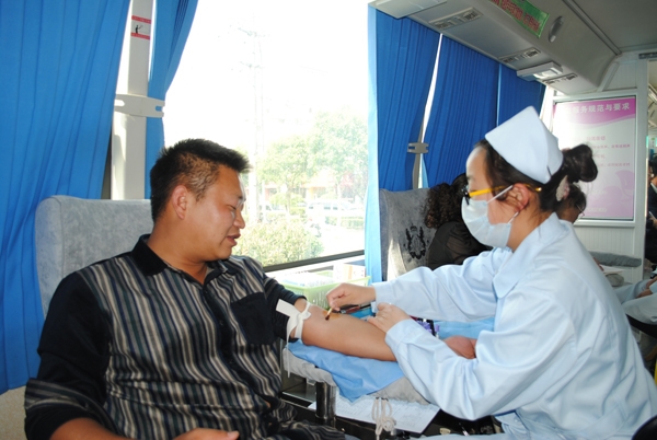 灌南县残联组织干部职工参加无偿献血活动