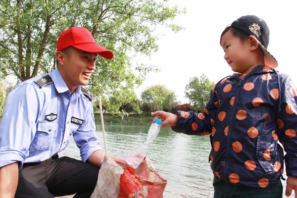 东海县开展“爱护环境、美我家园”志愿服务活动