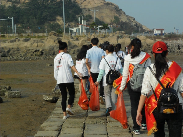 百名志愿者以实际行动让海边充满正能量