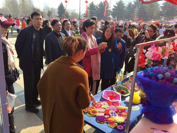 “与雷锋车同行，共建文明港城”2017年全市学雷锋志愿服务活动正式启动