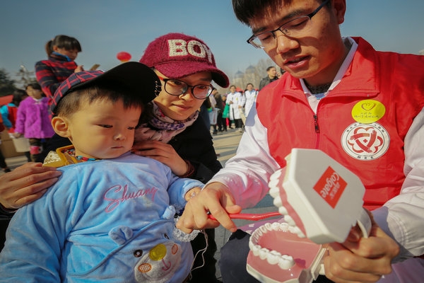 “与雷锋车同行，共建文明港城”2017年全市学雷锋志愿服务活动正式启动