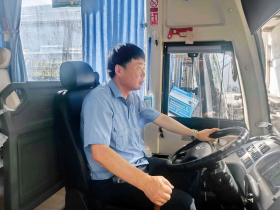 文明实践·时代新风︱暑运里的美丽身影 杨林波：紧握方向盘守护乘客安全