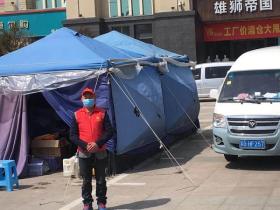 文明实践·时代新风|东海父子在武汉蜗居帐篷60多天，如今穿上了“红马甲”……