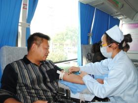 灌南县残联组织干部职工参加无偿献血活动