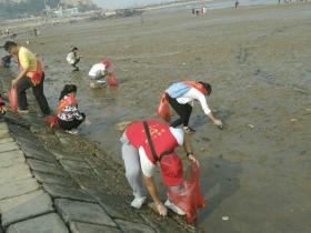 百名志愿者以实际行动让海边充满正能量