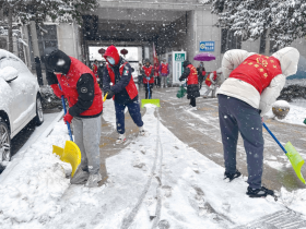美德之城·志愿同行︱3万余名红马甲守护 海州以雪之名彰显主城区温度