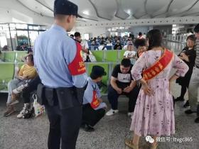 旅客突发心脏病 连云港火车站警民合力救援