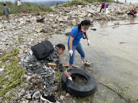 美德之城·志愿同行︱40余位志愿者赴大板跳净滩 共清理垃圾400多公斤