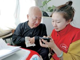 美德之城·志愿同行︱赞！他们“手把手”教老年人使用智能手机