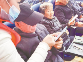 美德之城·志愿同行︱让老人跨越“数字鸿沟” 志愿者上门教老人使用智能手机
