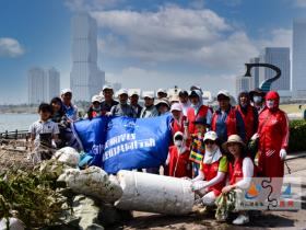 美德之城·志愿同行︱清洁海岸志愿者 蔚蓝“逆行” 30多人高温下清理垃圾数百公斤