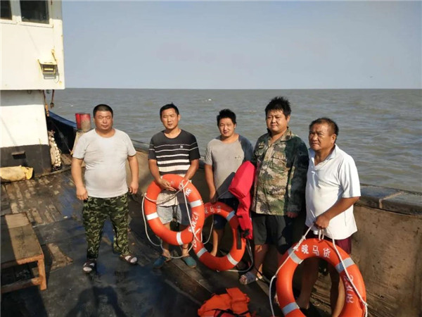 一群好人·满城春风|凌晨3点，赣榆渔民海中救起6条人命！